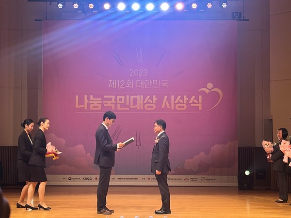▲한전 이재호 노사협력처장이 김기남 보건복지부 인구정책실 사회서비스정책관으로부터 보건복지부장관상을 수상하고 있다.