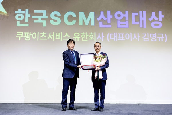 ▲ (왼쪽부터) 한현수 한국SCM학회 회장, 김명규 쿠팡이츠서비스 대표