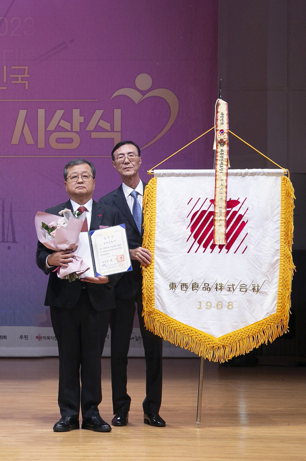 ▲지난 9일 열린 2023 대한민국 나눔국민대상 시상식에서 동서식품 김광수 사장(왼쪽)과 동서식품 최상인 홍보상무가 기념사진을 촬영하고 있다