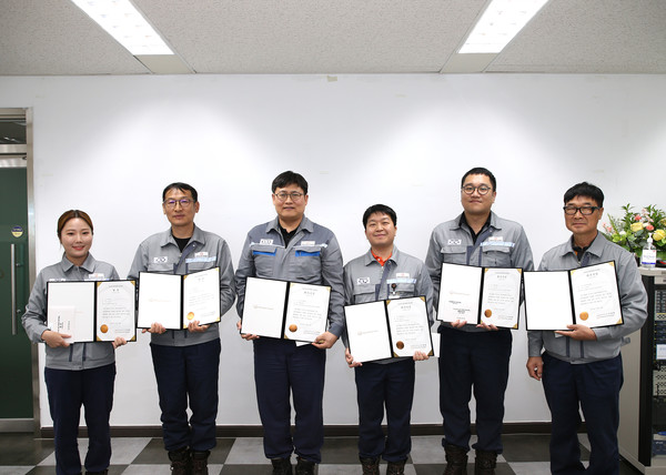 ▲지난 10일 한화오션 거제사업장에서 열린 자동화 경진대회 시상식에서 수상자들이 기념 촬영을 하고 있다.