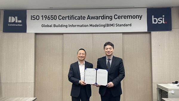 ▲ 지난 9일 DL건설 서울사무소에서 열린 ‘ISO 19650’ 인증 수여식 행사 후 박유신 DL건설 주택건축사업본부장(왼쪽) 및 임성한 BIS코리아 대표가 기념 촬영을 하고 있다