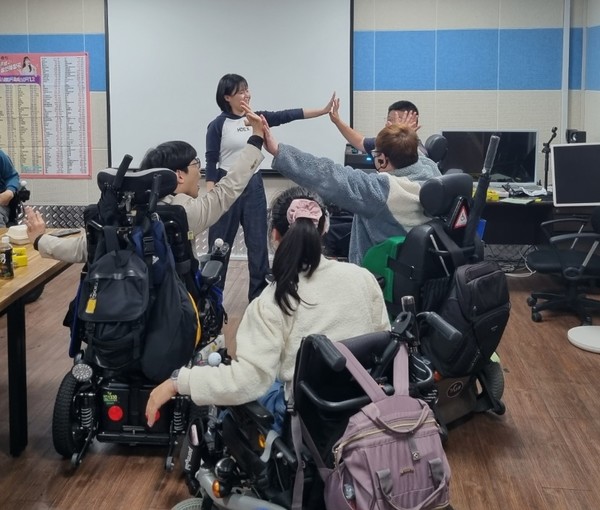 ▲ 방음시설이 설치된 실내 공간에서 장애인 학생들이 교육활동을 하고 있다