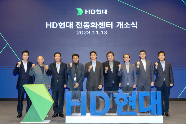 ▲HD현대가 13일 경기도 성남시 HD현대 글로벌R&D센터(GRC)에서 전동화센터 개소식을 가졌다. (오른쪽 다섯번째부터 왼쪽으로) 정기선 HD현대 부회장, 설승기 전동화센터 기술자문위원.