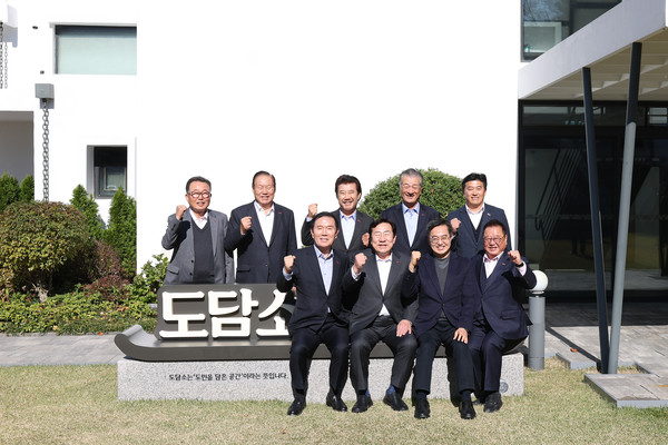 ▲김동연 경기도지사(앞줄 오른쪽 두 번째)가 간담회를 마치고 기념촬영을 하고 있다