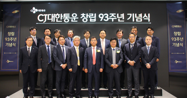▲신영수 한국사업부문대표(앞줄 왼쪽 네번째부터), 강신호 CJ대한통운 대표이사, 강병구 글로벌사업부문대표