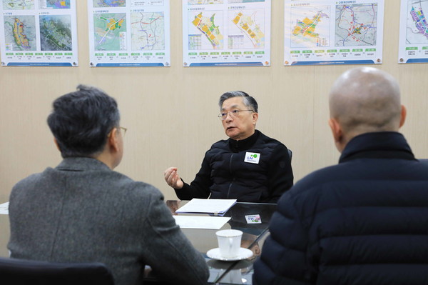 ▲이한준 LH 사장이 광명시흥 광명시흥 3기신도시 사업 관계자들과 대화를 나누고 있다