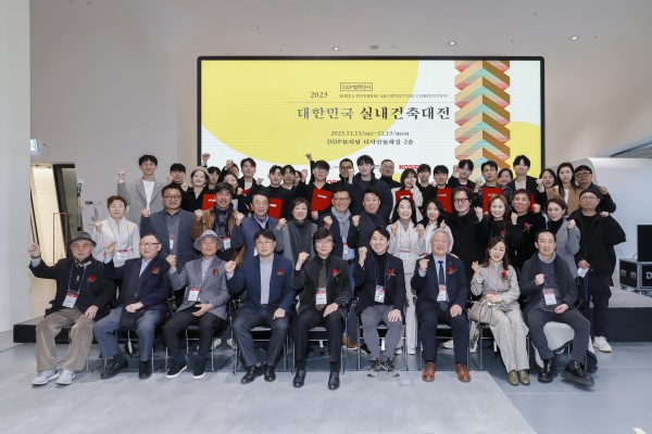 ▲'제35회 2023 대한민국 실내건축대전' 수상자들과 관계자들이 시상식을 마치고 기념사진을 찍고 있다