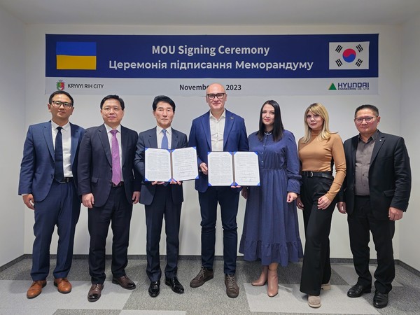 ▲ 지난 14일 임승재 현대엔지니어링 전략기획사업부장(왼쪽에서 세 번째)과 예브헨 우도드(Yevhen Udod) 우크라이나 크리비리흐시 부시장(가운데) 등 관계자가 2023 우크라이나 재건 박람회(Rebuild Ukraine Exposition)에서 ‘모듈러 건축 사업 공동 개발’을 위한 MOU를 체결하고 기념 촬영을 하고 있다.