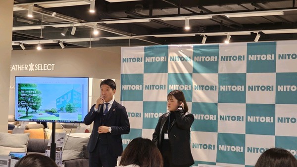 ▲오누키 케이고 니토리코리아 대표(왼쪽)가 16일 이마트 하월곡점 니토리 매장에서 기업에 대한 소개를 하고 있다