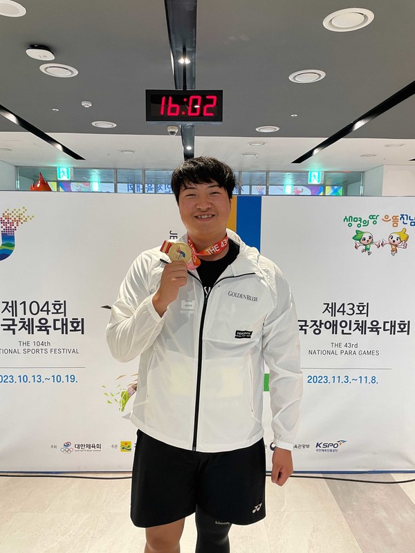 ▲제43회 전국장애인체육대회 종료 후 노경민 선수가 메달을 목에 걸고 기념 사진을 촬영하고 있다