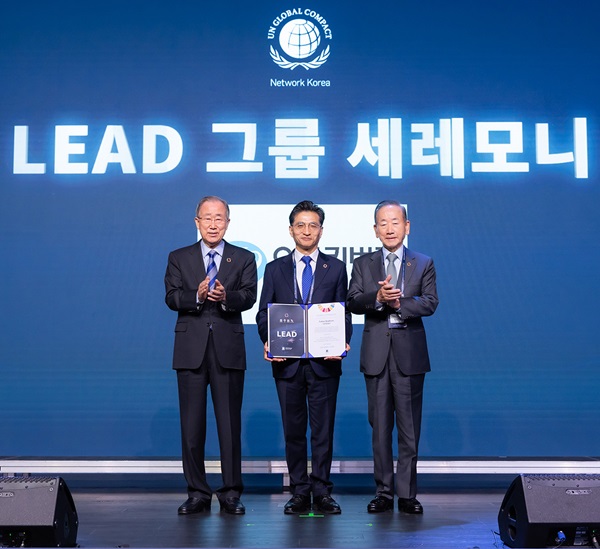 ▲ (왼쪽부터) 반기문 전 유엔 사무총장 겸 UNGC 한국협회 명예회장, 진재승 유한킴벌리 대표, 이동건 유엔글로벌콤팩트 한국협회 회장