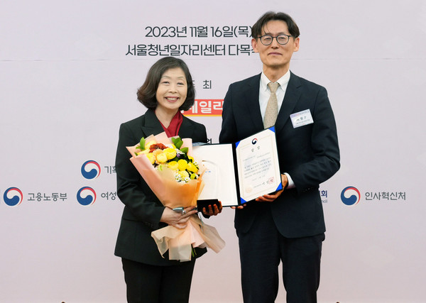 ▲한국맥도날드가 지난 16일 ‘2023 좋은 일자리 대상’ 시상식에서 취약계층일자리창출 부문 고용노동부 장관상을 수상했다. (왼쪽부터)한국맥도날드 정승혜 부사장, 서울지방고용노동청 하형소 청장