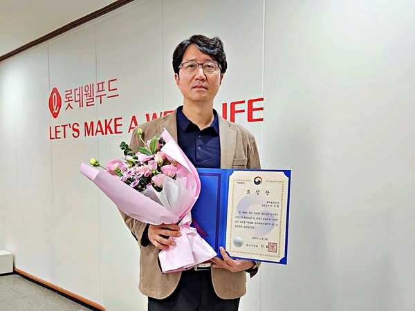 ▲이석렬 롯데웰푸드 양산공장장이 제18회 환경과학기술인의 날 기념행사에서 환경부장관상을 수상했다