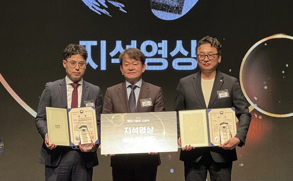 ▲특허기술상 지석영상을 수상한 이병국 CJ제일제당 식품패키징개발팀장(오른쪽)이 기념사진을 찍고 있다