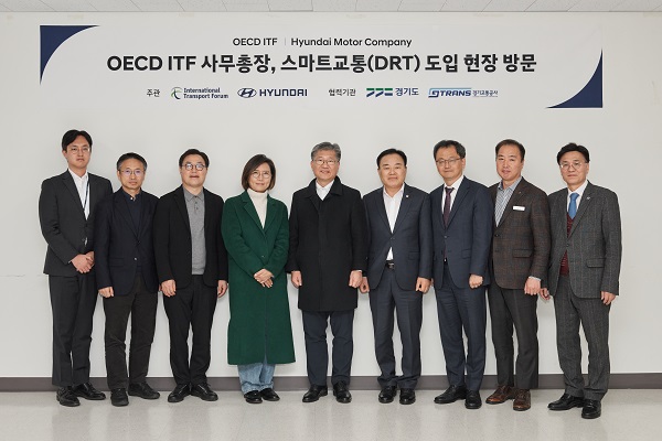 ▲좌측부터 경기도청 첨단교통팀장 한승민, 현대차·기아 PCO 나기호 상무, 현대차·기아 PCO 신승규 전무, 현대차·기아 셔클사업실 김수영 상무, OECD 국제교통포럼 김영태 사무총장, 경기도의회 김종배 위원장, 경기교통공사 민경선 사장, 하남시 김교흥 부시장, 경기교통공사 이회수 상임이사가 기념 촬영을 하고 있다.