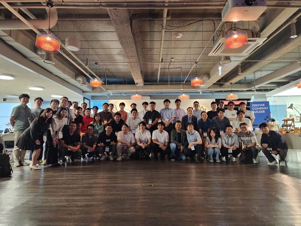 ▲지난 7월 21일 드림플러스 강남 제로원 공간에서 현대차그룹 사내 스타트업 대표들이 한 자리에 모여 단체 사진을 촬영하고 있다. 이 가운데 '에픽카', '에이치충전연구소', '쓰리아이솔루션' 등 3개사가 이번에 분사했다