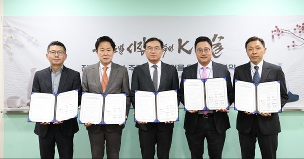▲지난 20일 세종시 정부세종2청사에서 열린 전통주·중소주류 수출지원을 위한 업무협약식에서 참석자들이 기념사진을 찍고 있다. (왼쪽부터) 임준범 롯데칠성음료 본부장, 장인섭 하이트진로 전무이사, 최재봉 국세청 법인납세국장, 구자범 오비맥주 수석 부사장, 차승민 국순당 본부장