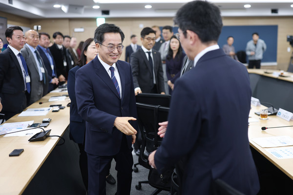 23일 오전 경기도청 5층 서희홀에서 김동연 경기도지사가 오사카 상공회의소 투자협력 방한단과 인사를 나누고 있다.