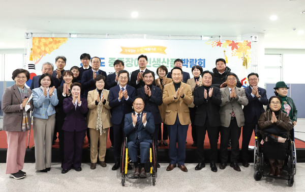김동연 경기도지사가 경기도 중증장애인생산품 박람회에서 기념촬영을 하고 있다.