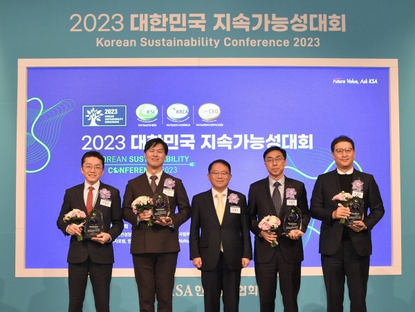 ▲한국표준협회 주관 2023 대한민국 지속가능성대회에서 제약 부문 1위를 수상한 오세권 한미약품 ESG그룹장(왼쪽 첫 번째)이 타 부문 수상 기업 관계자들과 함께 기념촬영을 하고 있다.