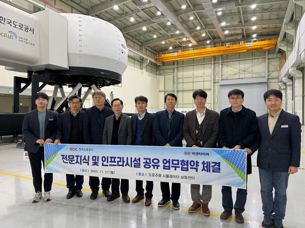 ▲도로주행 시뮬레이터 실험센터에서 넥센타이어 문달용 중앙연구소장(왼쪽 4번째), 한국도로공사 도로교통연구원 김찬우 연구원장(왼쪽 5번째)과 관계자들이 업무협약 체결 후 기념촬영을 하고 있다.