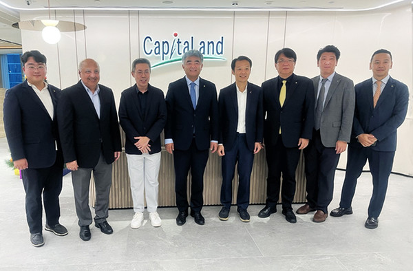 ▲ 정원주 대우건설 회장(왼쪽에서 네 번째)이 지난 28일 캐피탈랜드를 방문해 리치쿤 CEO(왼쪽에서 다섯 번째) 등 주요 관계자와 기념 촬영을 하고 있다.