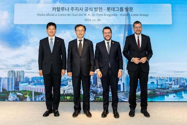 ▲김교현 롯데그룹화학군 총괄대표 부회장(왼쪽 두번째), 김연섭 롯데에너지머티리얼즈 대표이사(왼쪽 세번째), 페레 아라고네스 스페인 카탈루냐 주지사(오른쪽 두번째), 오리올 알코바 말라스피나 카탈루냐 산업국장