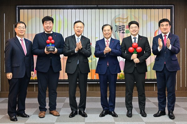 ▲삼성글로벌리서치 제현웅 CSR연구실 부사장(왼쪽부터), 삼성전자 황준 사원대표, 삼성사회공헌업무총괄 최영무 사장, 사회복지공동모금회 김병준 회장, 삼성전자 서준영 사원대표, 사회복지공동모금회 황인식 사무총장