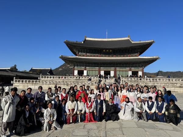 ▲글로벌 P.A.L. 프로그램 1기 직원들이 경복궁에서 한복체험 후 기념사진을 찍고 있다.