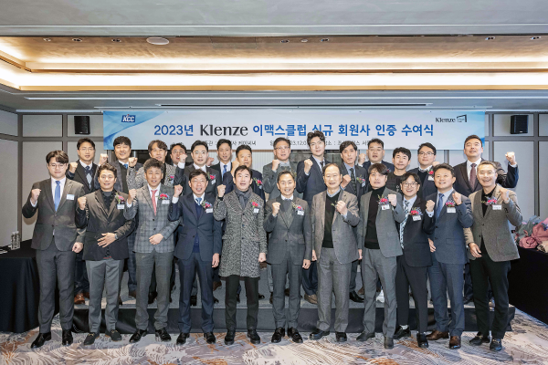 ▲지난 1일 서울 강남구 조선팰리스호텔에서 KCC 클렌체 이맥스클럽 회원사 인증 수여식이 진행됐다.