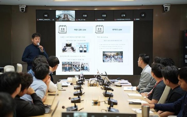 ▲김연섭 롯데에너지머티리얼즈 대표이사가 지난달 초 서울사무소에서 3분기 경영 실적 발표를 앞두고 국내외 임직원들을 대상으로 회사 실적과 현황을 설명하는 분기별 경영설명회를 진행하고 있다.