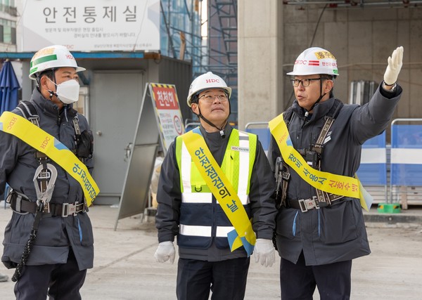 ▲ 김회언 HDC현대산업개발 대표(사진 가운데)가 성남산단재생 복합지식산업센터 현장을 방문하여 동절기를 대비한 화재와 질식 예방 특별 안전점검을 주관하고 있다.