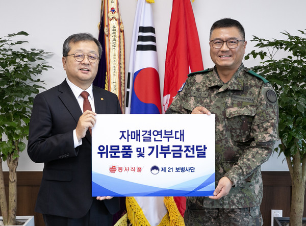 ▲ 지난 1일 강원도 양구군 제21보병사단에서 진행된 '동서식품 자매결연 부대 기부금 및 위문품 전달식'에서 김광수 동서식품 사장(왼쪽)과 제남진오 21보병사단 사단장이 기념사진을 촬영하고 있다.