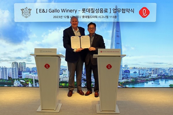 ▲ 지난 4 일 잠실 롯데월드타워에서 롯데칠성음료 박윤기 대표이사(오른쪽)와 E. & J. GALLO 빌 로버츠(Bill Roberts) 부회장이 ‘글로벌 파트너십 강화를 위한 업무 협약’을 맺고 기념사진을 찍고 있다.