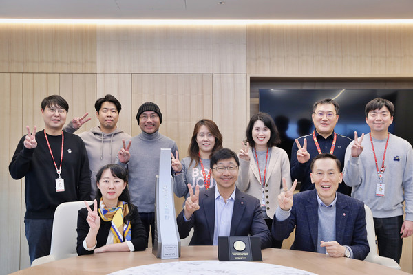 ▲1억불 수출탑 수상을 기념하는 이창엽 롯데웰푸드 대표이사(앞줄 가운데)와 글로벌 영업부문 임직원들