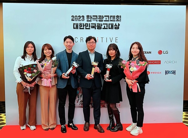 ▲윤종혁 롯데칠성음료 주류 마케팅 부문장(왼쪽에서 네번째)과 소주BM팀, 콘텐츠 마케팅팀이 기념사진을 찍고 있다