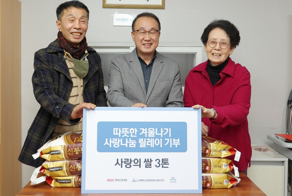 ▲ (왼쪽부터) 양찬승 서울시지체장애인협회 서대문구지회 부회장, 신왕섭 HDC현대산업개발 실장, 이홍림 시온성복지회 대표가 사랑의 쌀 기부식 후 기념 촬영을 하고 있다