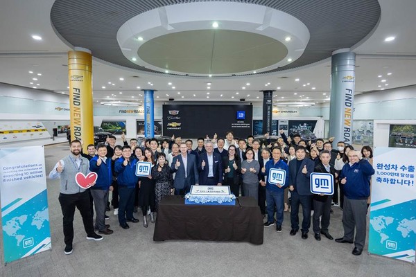 ▲한국GM 부평 본사에서 헥터 비자레알 GM 한국사업장 사장 겸 CEO(앞줄 가운데)를 비롯한 임직원들이 누적 수출 1000만 대 돌파를 축하하며, 기념촬영을 하고 있다