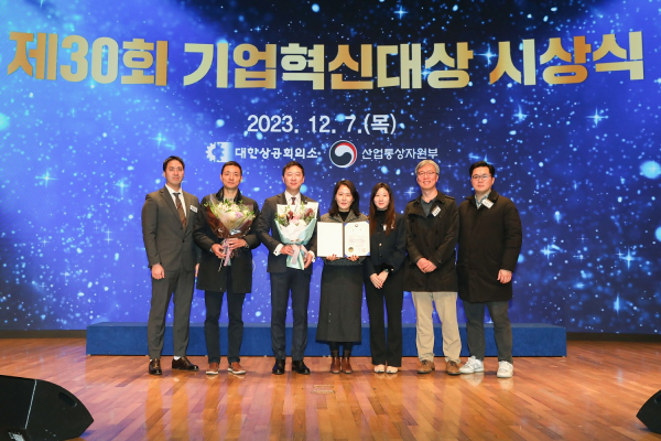 ▲지난 7일 서울시 중구 대한상공회의소에서 개최된 제 30회 기업혁신대상 시상식에서 정재훈 동아쏘시오홀딩스 대표이사(왼쪽에서 세번째)와 동아쏘시오홀딩스 관계자들이 장관상을 수여한 뒤 기념촬영을 하고 있다.