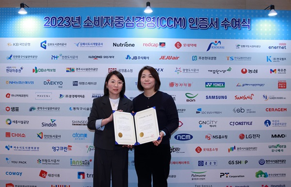 ▲ (사진설명) NS홈쇼핑 CS운영팀 최은영 팀장(왼쪽)과 임직원이 사진을 촬영하고 있다