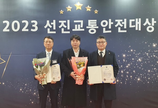 ▲서정대 자동차과 박진혁 교수(오른쪽)와 기아 오너십기술실 류승용 전 실장(왼쪽)이 한국미래모빌리티서비스협회 이성현 부회장(가운데)과 12일국회교통안전포럼 '2023 선진교통안전대상'서 행정안전부장관 표창 수상 후 기념사진을 찍고 있다.