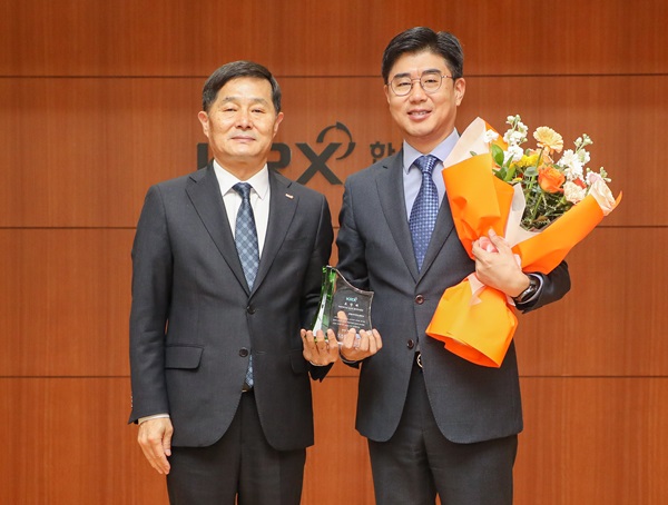 ▲김대석 현대지에프홀딩스 재무전략담당 상무(오른쪽)와 양태영 한국거래소 유가증권시장본부장