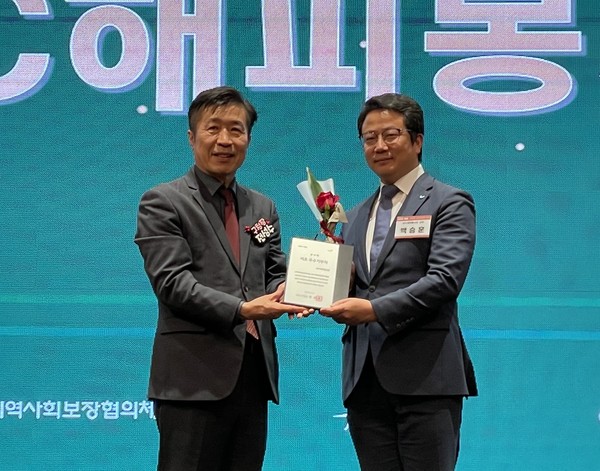 ▲ 13일 서울시 서초구 '엘타워'에서 진행한 '서초의 미래, 기부자 100인과의 동행' 행사에서 백승훈 SPC 상무(오른쪽)와 전성수 서초구청장이 기념촬영을 하고 있다.