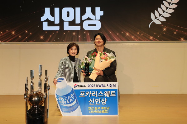 ▲지난 12일 열린 2023 KWBL 휠체어농구 시상식에서 이진숙 동아오츠카 마케팅본부 전무(왼쪽)와 코웨이블루휠스 황현환 선수가 기념사진을 찍고 있다.
