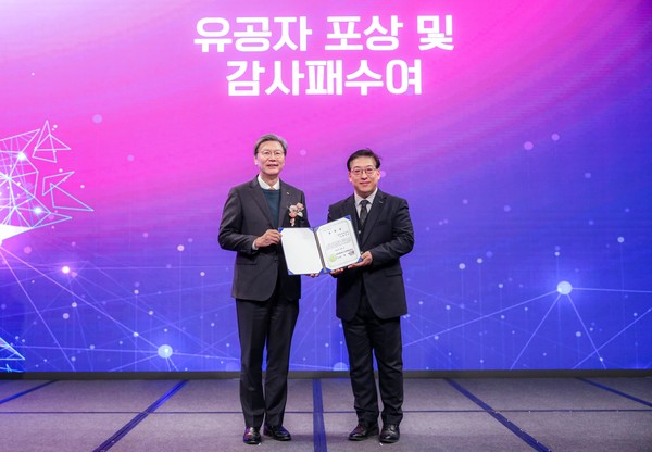 ▲ 김창범 한경협중소기업협력센터 이사장(왼쪽), 박민규 웅진씽크빅 유데미사업단장