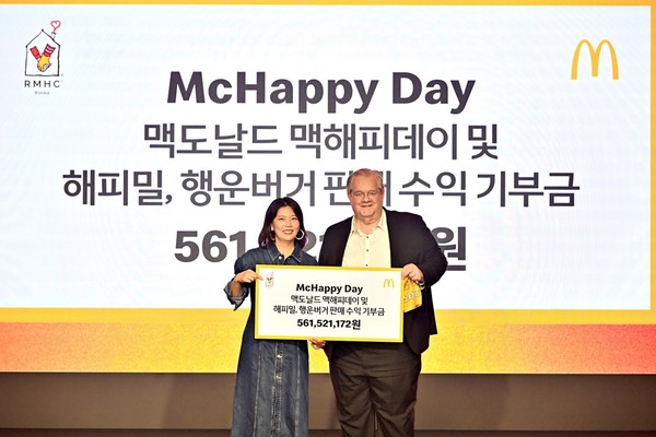 ▲한국맥도날드가 지난 14일 연례 자선 바자회 행사인 ‘맥해피데이(McHappy Day)’를 진행하고 한국RMHC에 역대 최대 금액인 약 5억 6천 1백만 원의 기부금을 전달했다. 김기원 한국맥도날드 대표이사(왼쪽)와 제프리 존스 한국RMHC 회장이 기념사진을 찍고 있다.