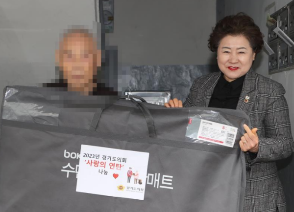 ▲남경순 부의장이 나눔물품을 전달하고 있다.
