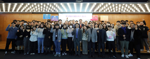 ▲경기콘텐츠진흥원 관계자들이 기념촬영을 하고 있다.