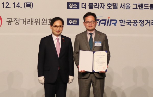▲박윤기 롯데칠성음료 대표이사(오른쪽)와 한기정 공정거래위원장이 기념사진을 찍고 있다.