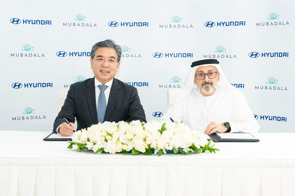 ▲15일 UAE 아부다비 무바달라 타워에서 진행된 '친환경 전환 및 미래 신사업 가속화를 위한 업무협약' 체결식에서 (왼쪽부터) 장재훈 현대차 사장과 왈리드 알 모카라브 알 무하이리 무바달라 그룹 부대표이사가 기념 사진을 촬영하고 있다.